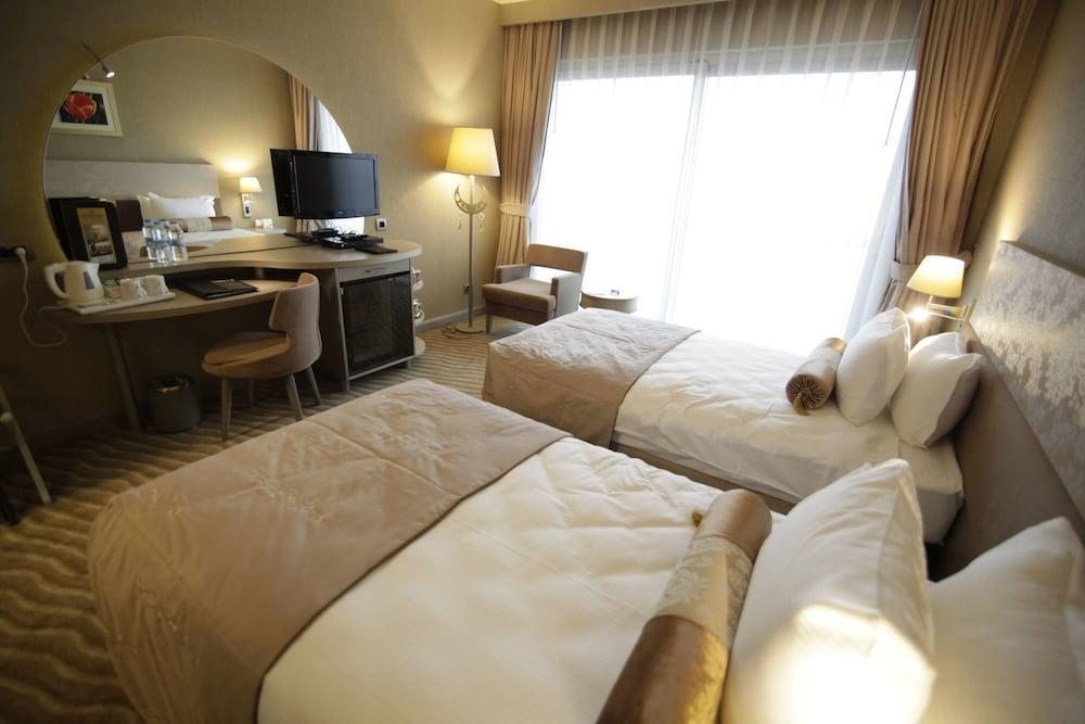 Doubletree By Hilton Istanbul Atasehir Hotel & Conference Centre Exteriör bild